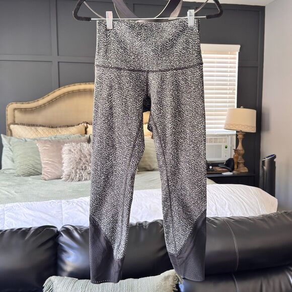 Lululemon Run: Inspire Tight II – Laser Cut | Black/White Static/Ziggy Print 6 - Picture 2 of 12
